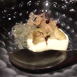 味あら井 - 豆腐に焼きナスとジュンサイジュレ・レンコンチップを添えて