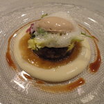 ビストロ 間 - 三種の部位を使った牛肉のお菓子仕立て　フォアグラパルフェとリンゴのソース