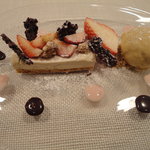 ビストロ 間 - カフェとホワイトチョコレートのムース　苺との組み合わせ　プラリネのアイスクリーム