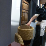 寿斗 ふかがわ - シャリの入ったおひつも素敵