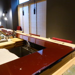 寿斗 ふかがわ - 店内はコの字型のカウンターのみ
