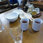 Kanton Ryourihousen - テーブルには事前にお取り皿が用意されています