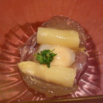 祇園 大渡 - ホワイトアスパラと温泉玉子のジュレがけ