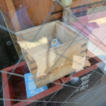 鮨　しらはた - 升の中に何故か「ぐんまちゃん」のピンバッチが