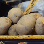 炉端と天ぷら屋台 さくら亭 - 店内。じゃがいもなんかも。