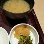 とんかつ和幸 - しじみの味噌汁&漬物