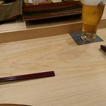 鮨 歴々 金沢駅店 - 料理長と話をしながら、指先を見つめます