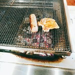 BroncoBilly - がんこハンバーグとチキンステーキを備長炭で焼いているところ。