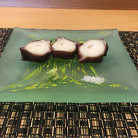 鮨 うえ岡 - 佐島蛸。焙じ茶。表面はプルプルとゼラチン化。内部はムシャッと少し繊維が潰れた食感。適度に柔らかで風味が濃い。