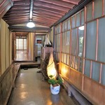 Shougiya - 玄関入り、ずーっと奥に客間があります（２０１７．５．８）