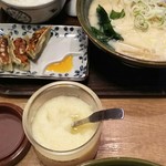 手作りの味噌らーめん 味噌樽 - 味噌ラーメンの餃子セット（手前にあるのはニンニク）