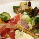 ドゥ・ラパン - アントレ ・生ハム・ブルーチーズなど