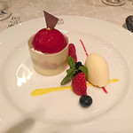 シェラトングランデ・トーキョーベイ・ホテル - ホワイトチョコレートとミックスベリーの煌びやかなムース ベリーとバニラアイスクリーム