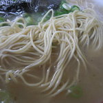 とんこつラーメン よかろうもん - よかろうもん　麺アップ