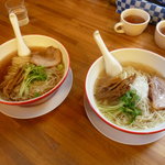 黒船 - 醤油ラーメン（左）、塩ラーメン（右）