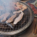 焼肉館・勝 - 豚トロと豚バラを焼く