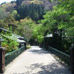 カフェ アールデコ - この橋を渡って左側が大正館 芳泉です。(2017年4月)