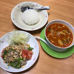 イサーン - マッサマンカレー税込900円　白ごはんＭ税込150円　タイ風春雨サラダ　税込1,050円