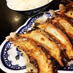 揚子江ラーメン - 餃子はパリパリっとしてますよ。