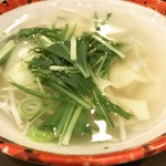 揚子江ラーメン - 透明スープは綺麗なコントラストを描く。