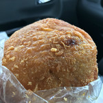 粉とクリーム - カレーパソ。
      手ごろなお値段なれど、カレーがしっかり入っており、充実。