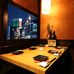 チーズタッカルビ＆個室肉バル 博多鶏 - 新宿/居酒屋/個室/新宿店限定！ブランド地鶏を贅沢に♪豪華地鶏料理全８品＋３時間付き飲み放題【2998円】よりご用意しております♪またクーポン併用でなんと無料で生ビール飲み放題に変更可能♪♪＆幹事様無料クーポン等でリーズナブルでワンランクUPのご宴会をご提供致します♪ 新宿での新年会・送別会・歓迎会・記念日・合コン・お食事などの各種宴会にぜひご利用ください♪ 