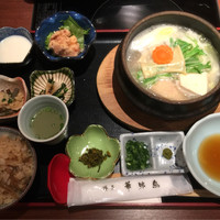 博多華味鳥 銀座4丁目店 - 【水たき御膳（税込1,500円】 
                ・水たき小鍋
                 ・唐揚げ 
                ・小鉢２品 
                ・スープ 
                ・かしわごはん 
                ・漬け物 
                ・デザート