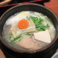 博多華味鳥 銀座4丁目店 - 【水たき御膳（税込1,500円】
                水たき小鍋 
                あっさりですが、しっかりと鶏の旨味が出てます。