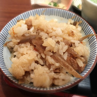 博多華味鳥 銀座4丁目店 - 【水たき御膳（税込1,500円】
                かしわごはん
                甘めの味付けですが、鶏の旨味とゴボウの香りが良く美味しいです。