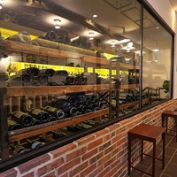 ヴェーナ - そのﾜｲﾝｾﾗｰにはﾜｲﾝがぎっしり。