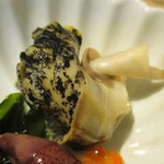 天ぷらとワイン 小島 - 刺身盛り合わせ 590円（税込）の ツブ貝。