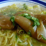 屋台ラーメン　天天 - コラーゲンたっぷりの豚足