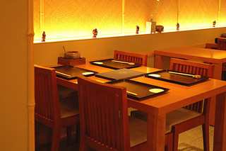 Gion Eguchi - 2つのテーブル席があります。少人数で会話を楽しみながら、料理を味わっていただけるお席です。