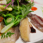 Variante - イタリアンサラダ Variante風（スペルト小麦と浅利のパンツァネッラ、貝類と山菜のインサラータ）