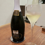 Variante - 前菜のサラダに合わせたシャリンという葡萄品種のスパークリング。柑橘系っぽいすっきりした酸味と風味で暑くなる季節にぴったり