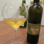 Variante - ワインは"アンフォラ"という素焼きの壷を地中に埋めて貯蔵した白ワイン。硫黄っぽい独特の香りがある。アンフォラ造りのワインは大抵この香りがあってハマる人はドハマりするそうだ。