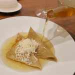 Variante - ウブッセ（5種のチーズを包んだ蕎麦粉のスクリペッレのコンソメ仕立て）