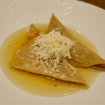 Variante - ウブッセ（5種のチーズを包んだ蕎麦粉のスクリペッレのコンソメ仕立て）