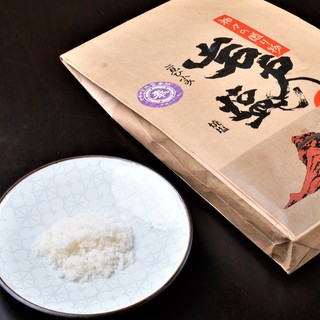 The salt we use for cooking is ``Iwato Salt,'' a purely domestic natural salt.