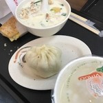 鼎元豆漿 - 鹹豆漿、焼餅夾蛋、高麗菜肉包　　　　　　　