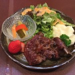 ジャム cafe 可鈴 - メインのスペアリブ黒胡椒煮込(手作りマッシュポテト付)＆グリーンサラダ。今日はオマケにイチゴ付きです。