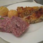 L'AGAPE - チーズ風味のシュー、仔牛肉のパテ、たまねぎのキッシュ。