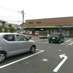 キッチンいまい - 向かいにJAのこんなスペースはあるが、広くはないので、流石に駐車出来ない。２００円/h.のコインPを利用しました。