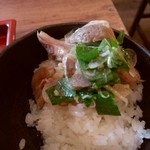 肉そば家 笑梟 - 具をのせてスープをかけて茶漬け風に