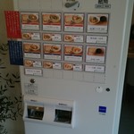 島豆腐と、おそば。真打田仲そば - 食券器です。