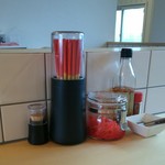 島豆腐と、おそば。真打田仲そば - カウンターのテーブルセットです。