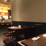 Nihombashi Sushi Tetsu - テーブル席からカウンターを望む