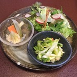 ジャム cafe 可鈴 - 早生キャベツのコールスロー(写真手前)、グリーンサラダ、ピクルス(写真左)