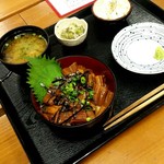 元気屋 - 煮穴子丼880円