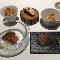 オーグードゥジュール メルヴェイユ 博多 - 左手前宮崎の鰹、フィンネルのピクルス、フェンネルの花、、右側、豚のタン、有明海のあげまき貝の青さ海苔とバターの香るクリームソース、右奥、帆立貝、真空調理でしっとり仕上げた熊本の赤鶏とタイムの花、ブルゴーニュのクジェールと生姜のサブレ